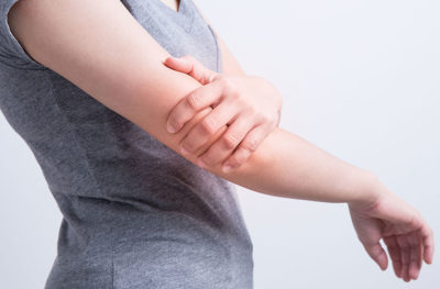 Đau nhức cánh tay là biểu hiện của bệnh gì? Liệu có nguy hiểm?